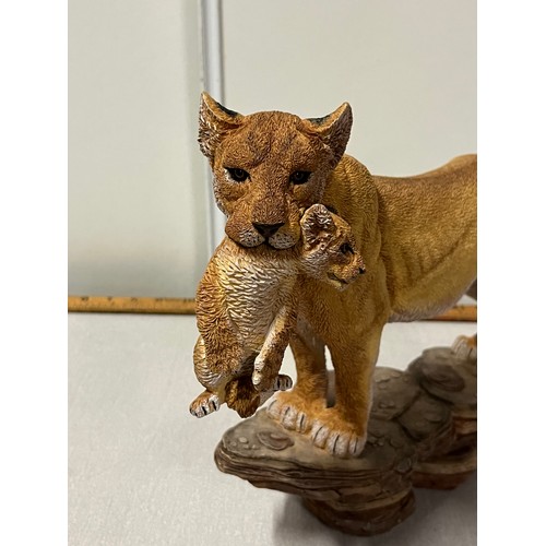 230 - large boxed danbury mint lioness and cub by david fryer 38cm long