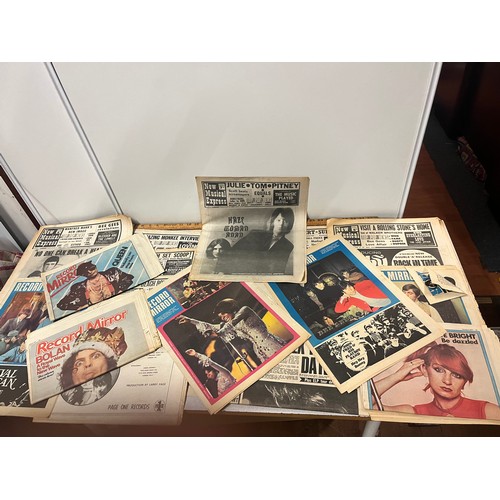 374 - Large collection of vintage music related papers (Beatles, Bob Dylan, Jimi Hendrix, The Rolling Ston... 