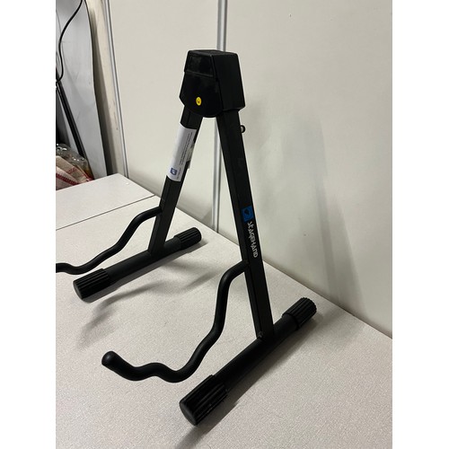 429 - Stage hand Guitar stand