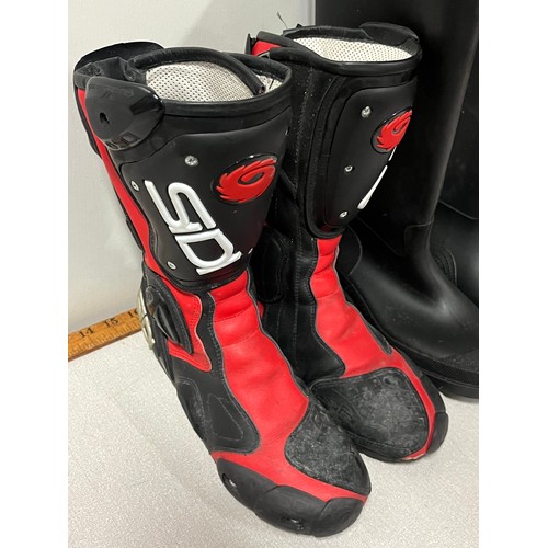 490 - SDI motorbike boots uk 6.5 along with pair of wellies uk 6.