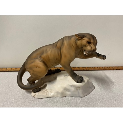 71 - large beswick ceramic roaring puma on a rock model 702 
31 x 21 cm