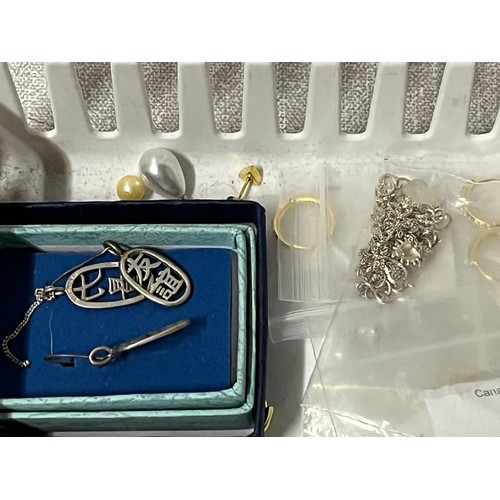 28 - selection of silver earings etc