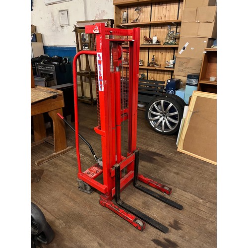 261 - heavy duty wilmat hydraulic pallet lifter/stacker.