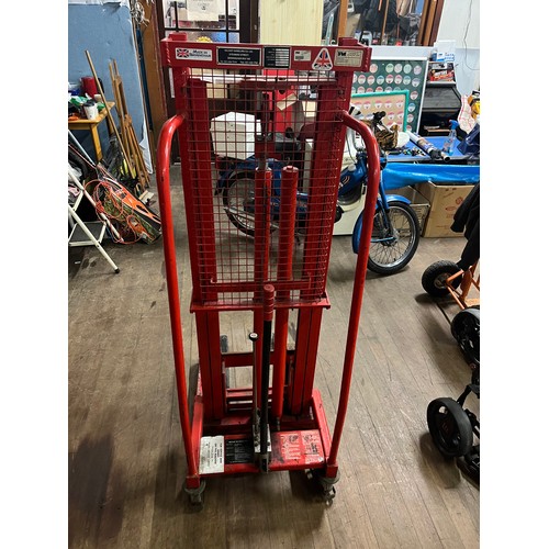 261 - heavy duty wilmat hydraulic pallet lifter/stacker.