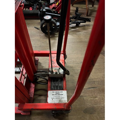 261 - heavy duty wilmat hydraulic pallet lifter/stacker.