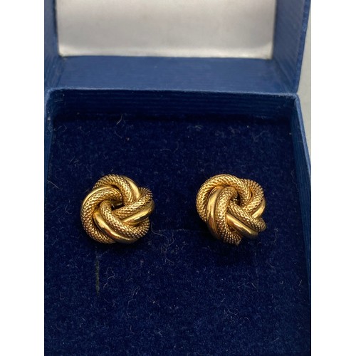 41 - Pair of 9ct gold knot earrings and pair of 18ct gold knot earrings. 2.65g