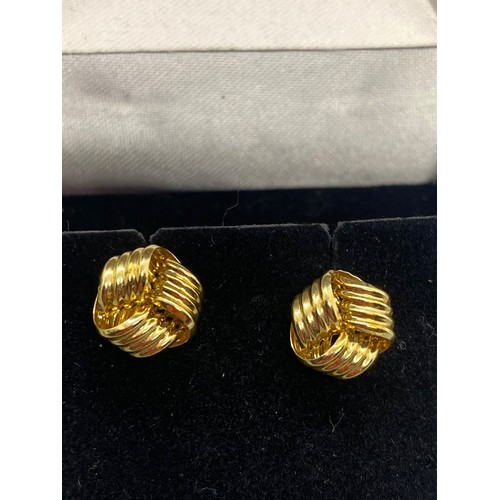 41 - Pair of 9ct gold knot earrings and pair of 18ct gold knot earrings. 2.65g