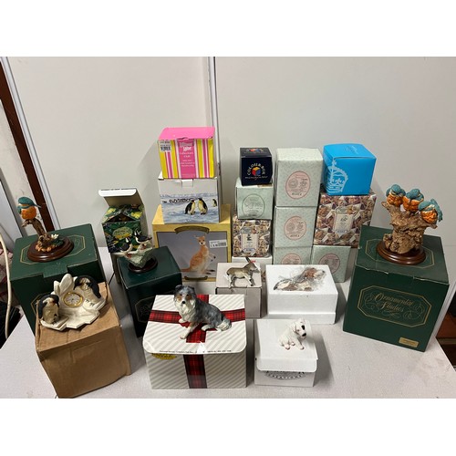 280 - Selection of boxed collectables to include Ornamental studios, Cherished teddies & Frasier creations... 