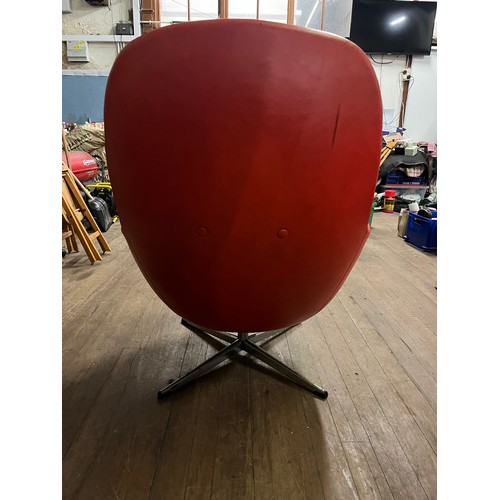 111 - vintage 1960/70s vinyl egg swivel chair