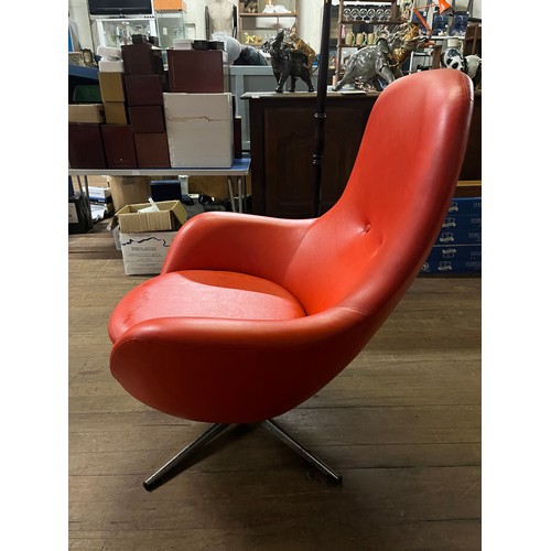 111 - vintage 1960/70s vinyl egg swivel chair