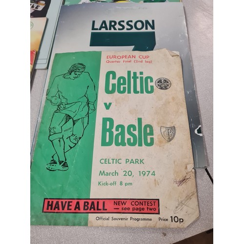 286 - Collection of Celtic memorabilia to include signed programme, hipflask and framed 