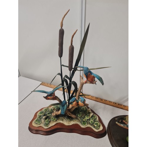 192 - 2 large bird sculptures by border fine arts & county artists slight damage to green stem 
48cm tall