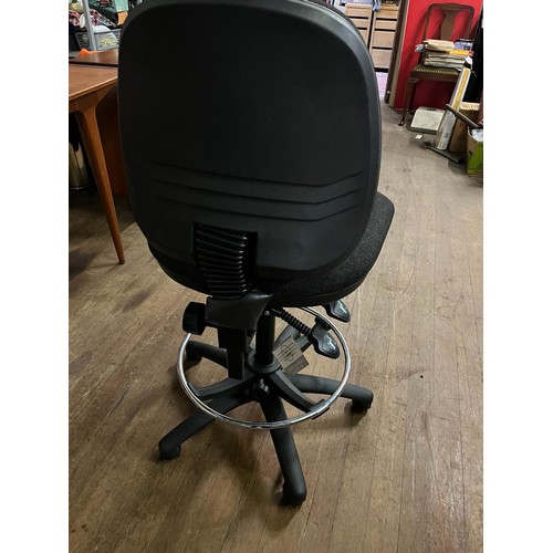 339 - Swivel office chair with 2 levers.