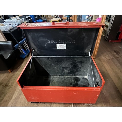 352 - Large metal sentribox tool strong box with 1 key 
105 x 60 x 60 cm