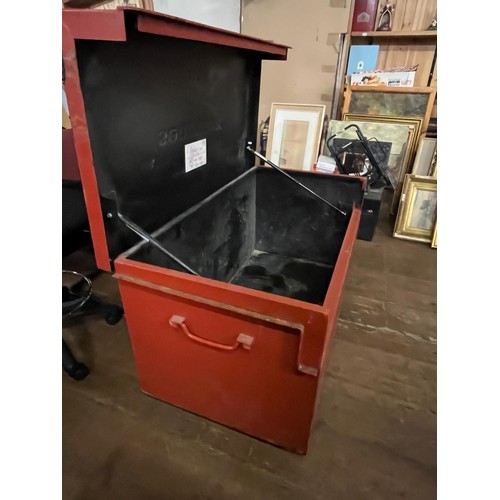 352 - Large metal sentribox tool strong box with 1 key 
105 x 60 x 60 cm