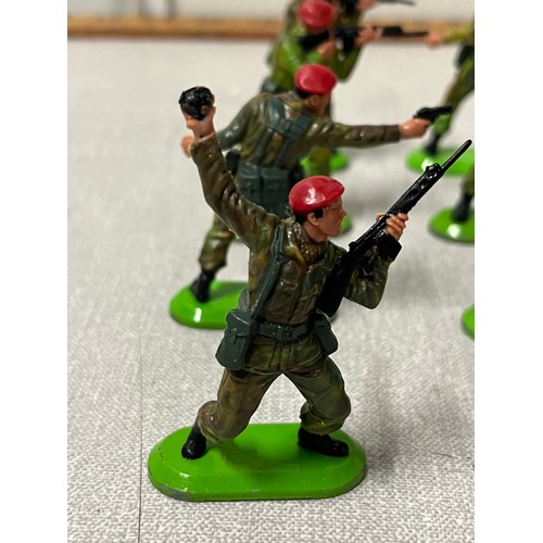 12 - 12  Britain's ltd deetail British red beret paras soldiers circa 1978