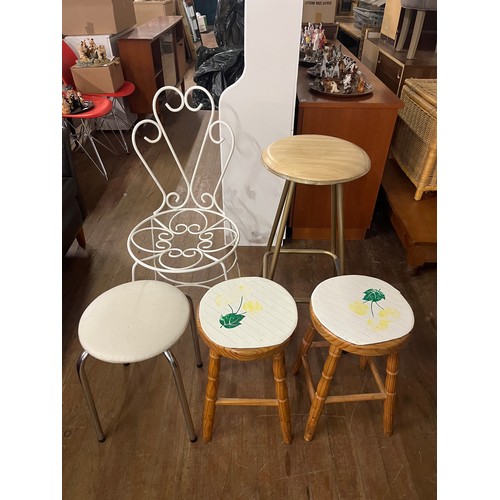 470 - 5 vintage stools