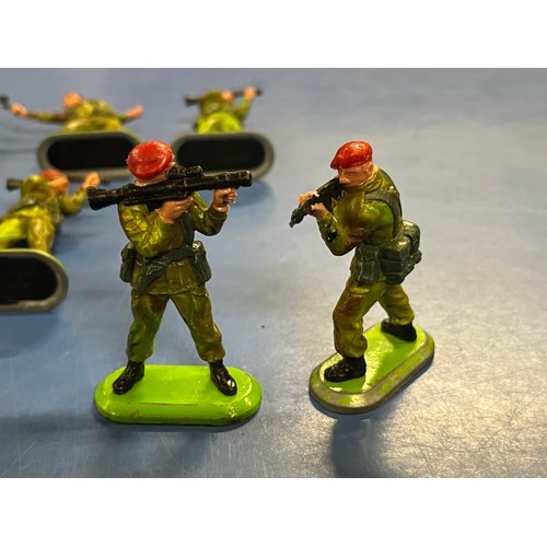 51 - 12  Britain's ltd deetail British red beret paras soldiers circa 1978