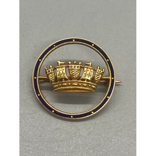 3 - 14ct gold & enamel crown design brooch 3.15grams