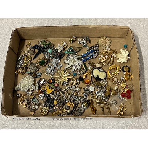 175 - Collection of vintage brooches.