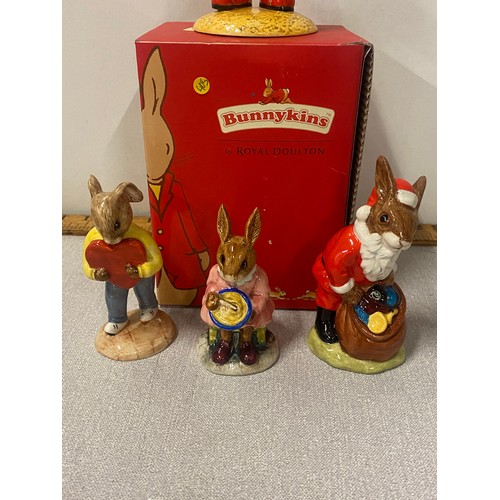 289 - 4 Royal Doulton Bunnykins figures - Clarissa The Clown (boxed), Sweetheart, Helping Mother and Happy... 