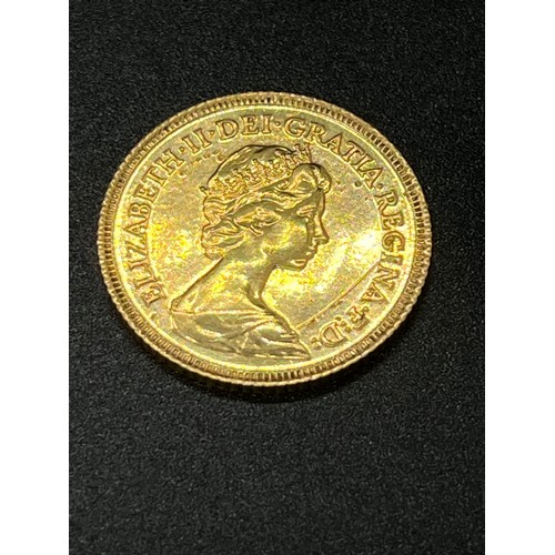 247 - 1982 22ct gold half sovereign.