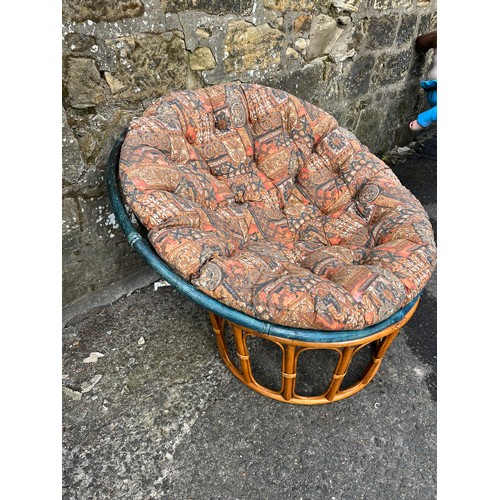 120 - Vintage bamboo egg/loveseat with removable cushion.