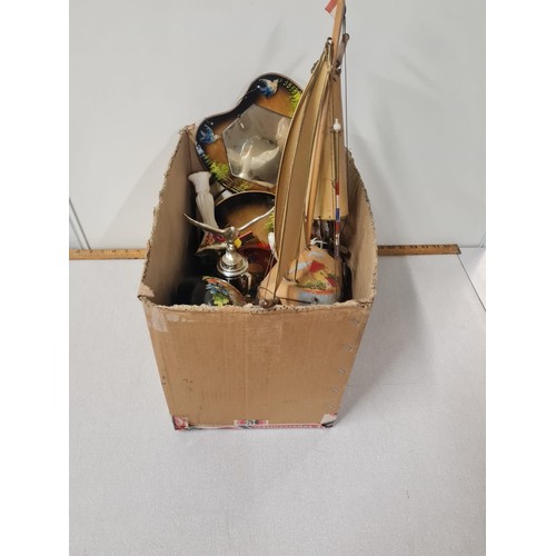 500 - Box of vintage collectables to include clog boat lamp etc.