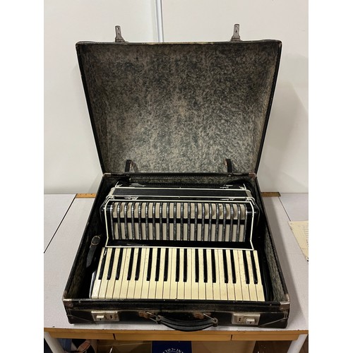 72 - 120 bass pietro piano accordion in original case