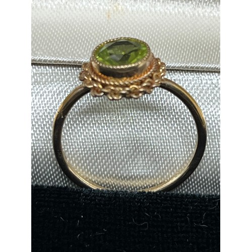 16 - 9ct gold & peridot ladies ring