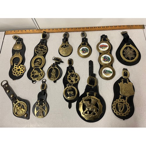 256 - Selection of leather & brass horse brasses to include Ceramic trains, Rob Roy,  One Penny & nemo me ... 