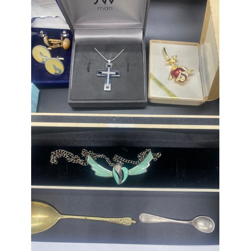 218 - Collection of high quality costume jewellery to include sporran cuff links etc.