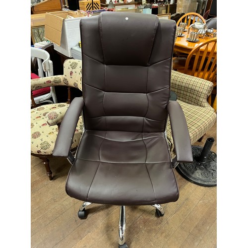 335 - Brown swivel office chair