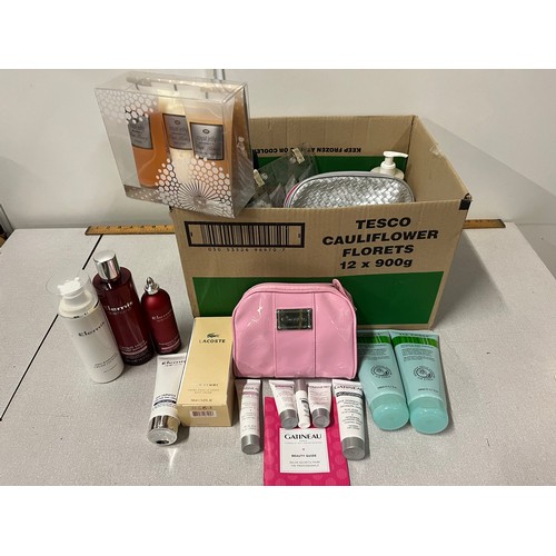 389 - Box of beauty items to include Liz Earle, Elemis & Gatineau etc.