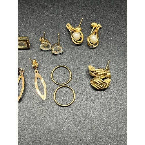 175D - 9 pairs of 9ct gold earrings. 10.6g