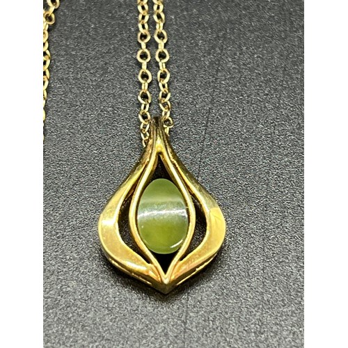 200A - 9ct gold chain with gold and jade pendant. 3.8g