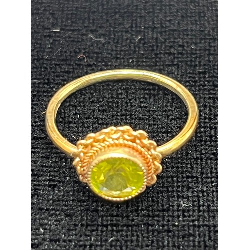 16 - 9ct gold & peridot ladies ring