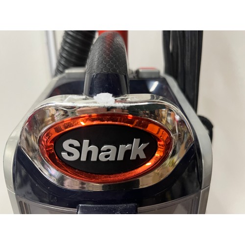 455 - Shark lift away vacuum cleaner.