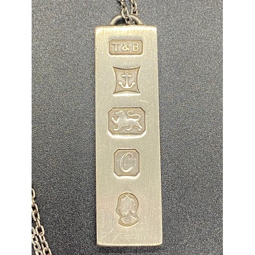 22 - Silver ingot and chain.
18.44g