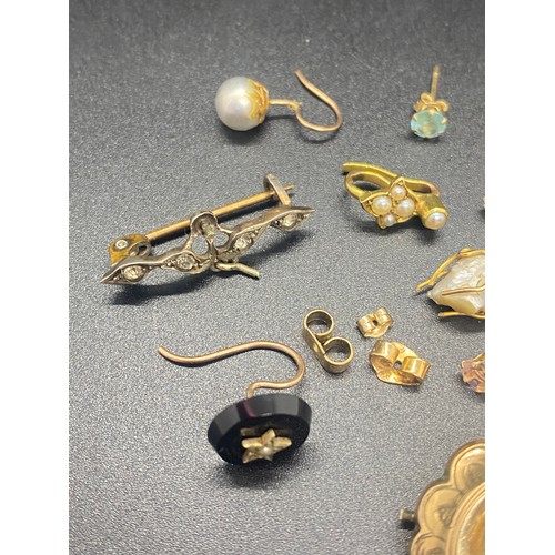 68 - Collection of scrap gold to include earrings and brooch etc.
9.2 grams