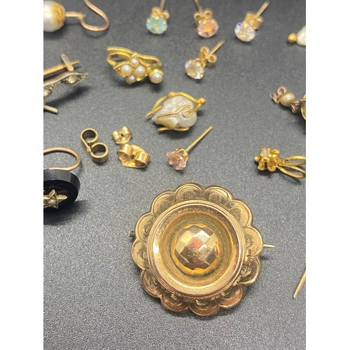 68 - Collection of scrap gold to include earrings and brooch etc.
9.2 grams