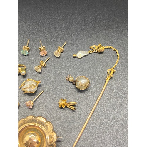 68 - Collection of scrap gold to include earrings and brooch etc.
9.2 grams