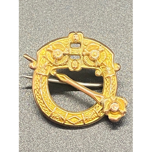 32 - 9ct gold Irish Cavan brooch. 1.66g