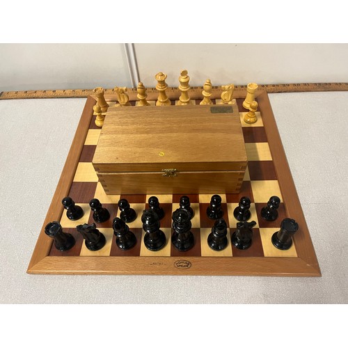 135 - Vintage classic style wooden carved weighted chess set in fitted box with Homas Spelen chess board.
... 