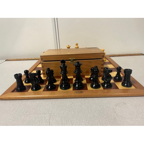 135 - Vintage classic style wooden carved weighted chess set in fitted box with Homas Spelen chess board.
... 