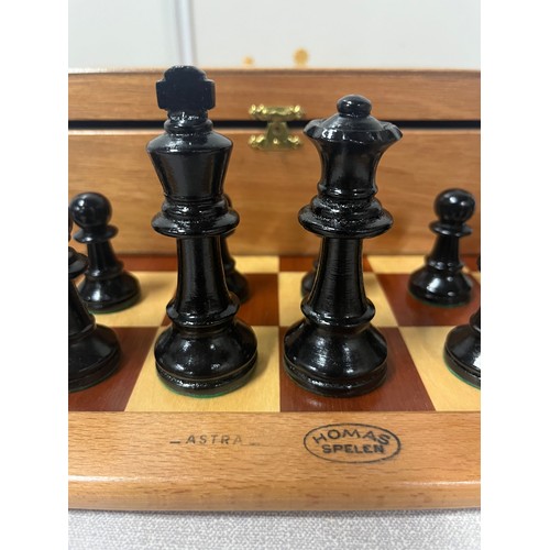 135 - Vintage classic style wooden carved weighted chess set in fitted box with Homas Spelen chess board.
... 