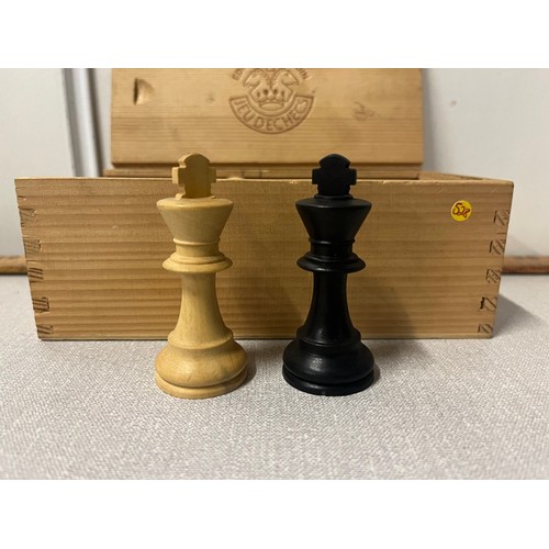 98 - Edmond Dujardin jeu d'echecs wooden chess set in fitted box.
Tallest piece 3