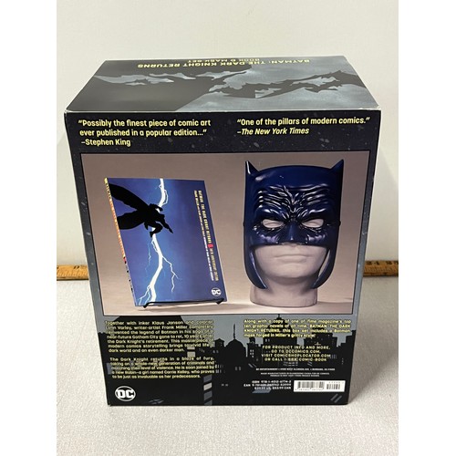 187 - Batman the dark knight returns mask & book set