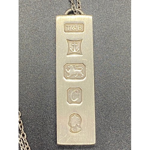 29 - Silver ingot and chain.
18.44g