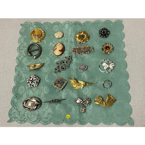 10 - Collection of 20 vintage brooches